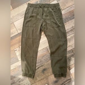 Gap Army Green Khakis clover 🍀